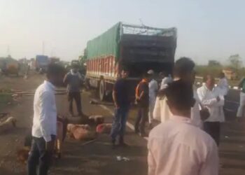 एक डुलकीने केला घात! भीषण अपघातात पाच जण ठार, 150 मेंढ्या दगावल्या