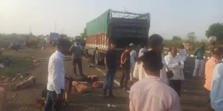 एक डुलकीने केला घात! भीषण अपघातात पाच जण ठार, 150 मेंढ्या दगावल्या