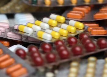 आता दुकानदारांची मनमानी नाही! हवी तेवढीच औषध खरेदी करता येणार, सरकार यावर करतेय विचार?