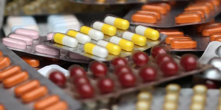 आता दुकानदारांची मनमानी नाही! हवी तेवढीच औषध खरेदी करता येणार, सरकार यावर करतेय विचार?