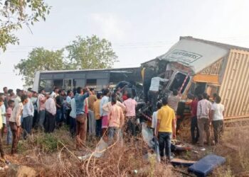 बुलढाणा जिल्ह्यात बस आणि कंटेनरचा भीषण अपघात ; 5 प्रवाशांचा मृत्यू, 13 प्रवासी गंभीर
