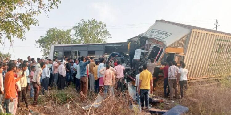 बुलढाणा जिल्ह्यात बस आणि कंटेनरचा भीषण अपघात ; 5 प्रवाशांचा मृत्यू, 13 प्रवासी गंभीर