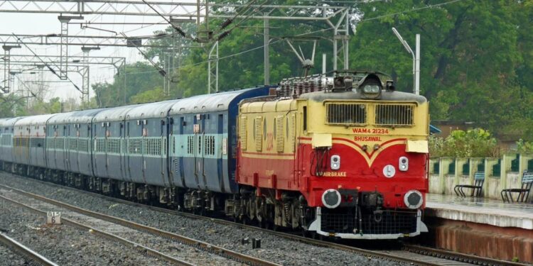 प्रवाशांची होणार गैरसोय! उद्यापासून एक महिना भुसावळ-पुणे हुतात्मा एक्स्प्रेस या स्टेशनपर्यंत धावणार