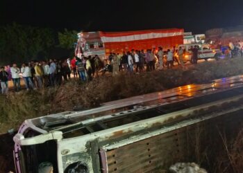 पाळधी जवळ प्रवाशांनी भरलेली खासगी बस पलटली : अनेक प्रवाशी जखमी