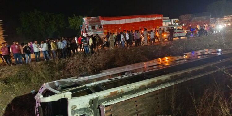 पाळधी जवळ प्रवाशांनी भरलेली खासगी बस पलटली : अनेक प्रवाशी जखमी