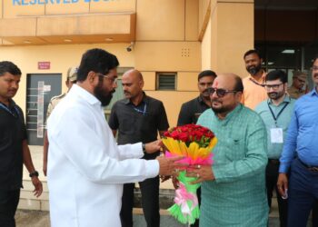 मुख्यमंत्री एकनाथ शिंदे यांचे जळगाव विमानतळावर स्वागत