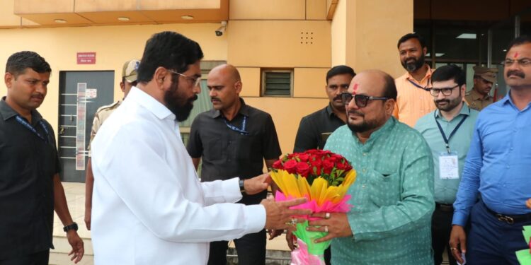 मुख्यमंत्री एकनाथ शिंदे यांचे जळगाव विमानतळावर स्वागत