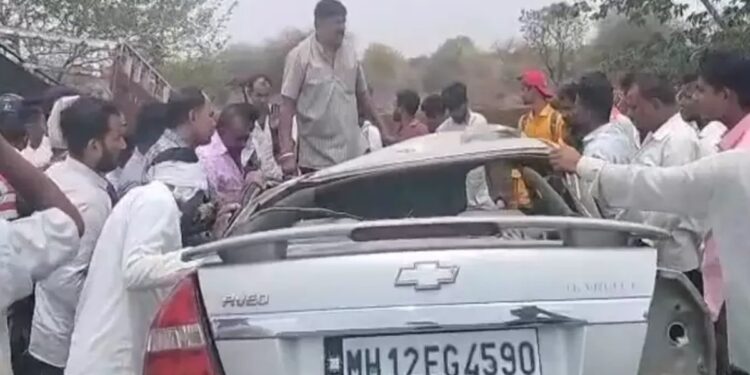 ट्रक आणि इंडिका गाडीची समोरासमोर धडक ; कार चालक जागीच ठार