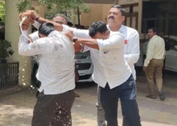 जि.प. प्रवेशद्वाराजवळ तरुणाने अंगावर पेट्रोल अन्.. जळगावात उडाली खळबळ