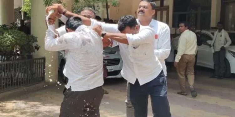 जि.प. प्रवेशद्वाराजवळ तरुणाने अंगावर पेट्रोल अन्.. जळगावात उडाली खळबळ