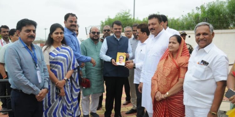 उपमुख्यमंत्री देवेंद्र फडणवीस यांचे जळगाव विमानतळावर स्वागत