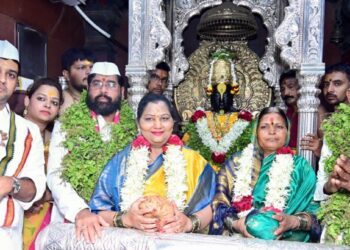 ‘बा विठ्ठला… समाजातील प्रत्येक घटकाला सुखी, समृद्ध कर –मुख्यमंत्र्यांचे विठ्ठलाच्या चरणी साकडे