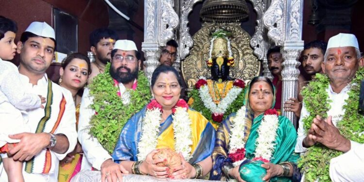 ‘बा विठ्ठला… समाजातील प्रत्येक घटकाला सुखी, समृद्ध कर –मुख्यमंत्र्यांचे विठ्ठलाच्या चरणी साकडे