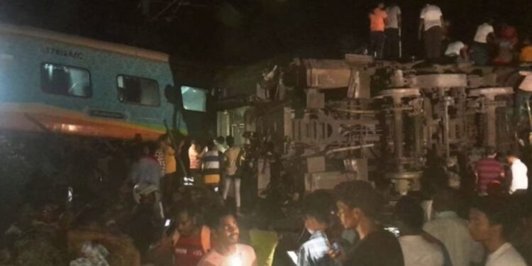 ओडिशामध्ये रेल्वेचा मोठा अपघात ; अनेकांचा मृत्यू, शेकडो जखमी