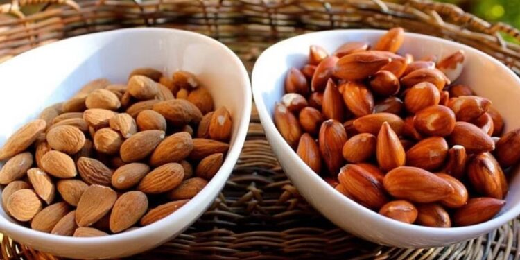 आरोग्यासाठी कोणते बदाम जास्त फायदेशीर, भिजवलेले की कच्चे? तुमच्या माहितीसाठी जाणून घ्या