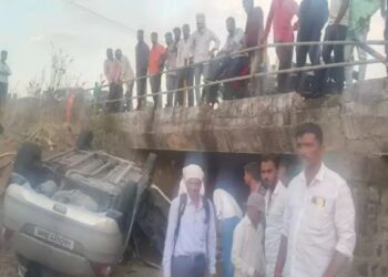 छोट्या पुलाखाली कार कोसळली ; अमळनेरातील तिघे ठार, चार जण जखमी
