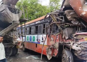 एसटी बस-ट्रकमध्ये भीषण अपघात
