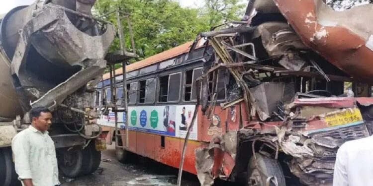 एसटी बस-ट्रकमध्ये भीषण अपघात