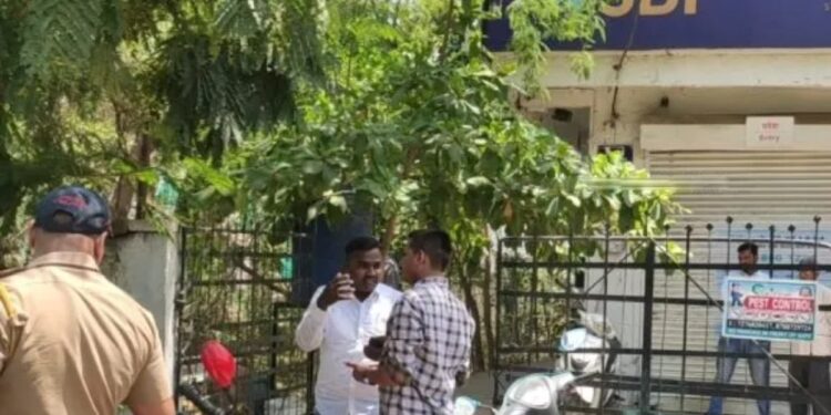मोठी बातमी! जळगावमधील स्टेट बँकेवर भरदिवसा दरोडा, अंदाजे १७ लाखांची रोकड लंपास