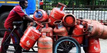 गॅस सिलेंडरच्या किमतीत मोठा दिलासा! LPG सिलेंडर 83 रुपयांनी स्वस्त, आजपासून नवे दर लागू