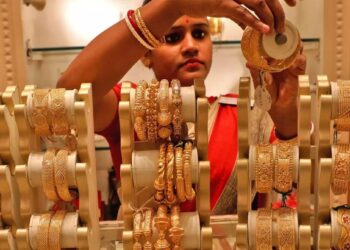सोनं-चांदीच्या किमतीला लागली गळती! आता १० ग्रॅमचा दर हा आहे
