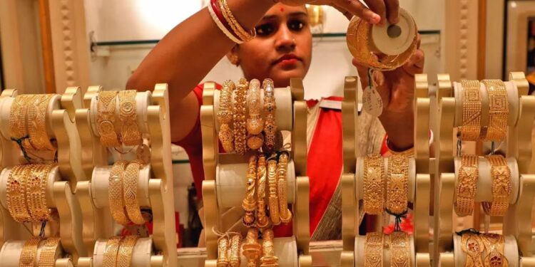 सोनं-चांदीच्या किमतीला लागली गळती! आता १० ग्रॅमचा दर हा आहे