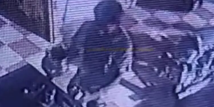 जळगावातील महादेवाच्या मंदिरात चोरी, घटना सीसीटीव्ही कॅमेरात कैद