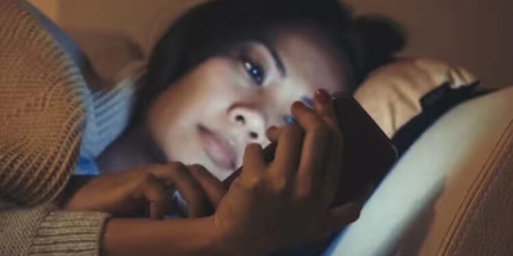 तुम्हालाही रात्री उशिरापर्यंत जागण्याची सवय आहे का? मग हे तुमच्यासाठी फारच धोक्याचं, वाचा ही बातमी