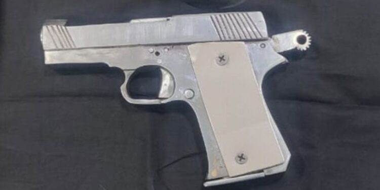 धक्कादायक! दप्तर तपासणीत ९वीच्या विद्यार्थ्याकडे आढळला गावठी कट्टा