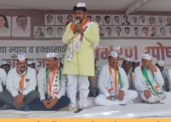 शेतकऱ्यांच्या मागण्यांसाठी राष्ट्रवादीचे जिल्हाधिकारी कार्यालयासमोर उपोषण