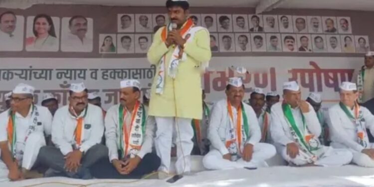 शेतकऱ्यांच्या मागण्यांसाठी राष्ट्रवादीचे जिल्हाधिकारी कार्यालयासमोर उपोषण