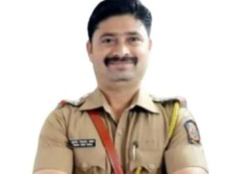 पोलिसांच्या गाडीवर वृक्ष पडल्यामुळे एका अधिकाऱ्यासह कर्मचाऱ्याचा मृत्यू