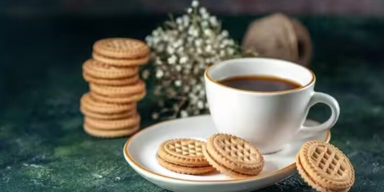 थांबा! तुम्हीही चहासोबत बिस्किटे खातात का? मग आरोग्यावर होणारे हे परिणाम वाचा..