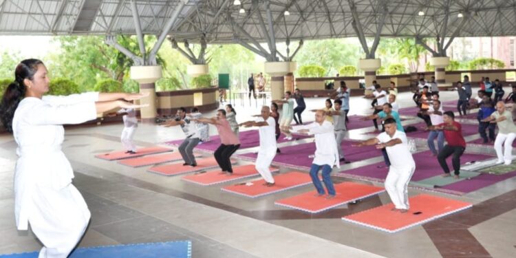 विद्यापीठात योग दिनाच्या निमित्त घेण्यात आले योग प्रात्यक्षिक
