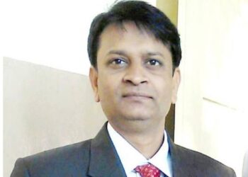 तीस हजार लाच स्वीकारताना शिक्षण सहसंचालक हेमंत कठरेसह तिघे जाळ्यात