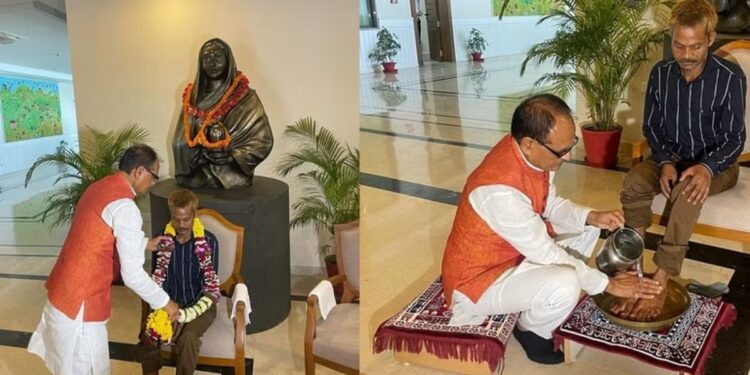 VIDEO । भाजप नेत्याची आदिवासी व्यक्तीवर लघुशंका ; मुख्यमंत्री शिवराज सिंग चौहान यांनी माफी मागत धुतले पाय..