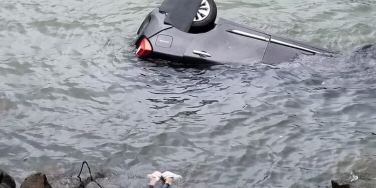 दुर्दैवी! फिरण्यासाठी गेले अन् मृत्यूने कवटाळलं, धरणात कार कोसळून तीन तरुणांचा मृत्यू