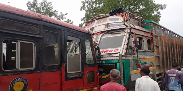पाचोरा येथे बस आणि ट्रकची समोरासमोर धडक ; २० जण जखमी