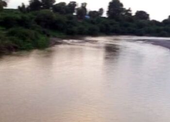 नदीपात्रात हात-पाय धुण्यासाठी गेला, पण मजुरासोबत घडलं भयंकर ; जळगावातील घटना