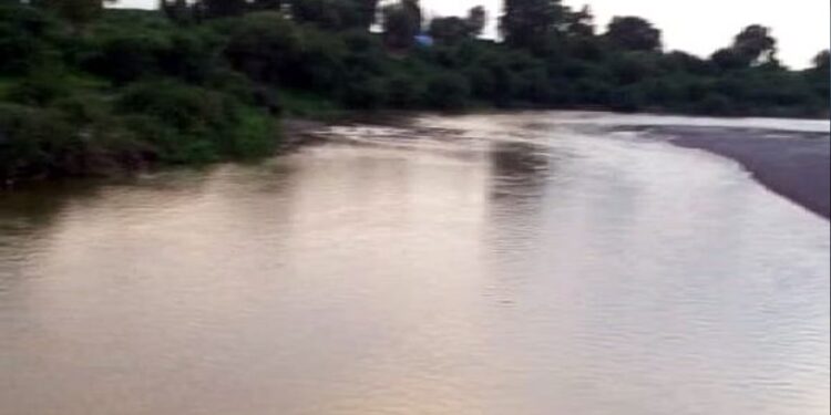 नदीपात्रात हात-पाय धुण्यासाठी गेला, पण मजुरासोबत घडलं भयंकर ; जळगावातील घटना