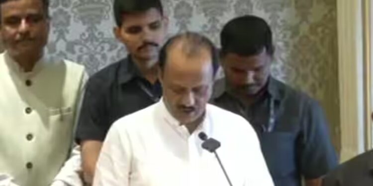 अखेर अजित पवारांनी घेतली उपमुख्यमंत्रिपदाची शपथ