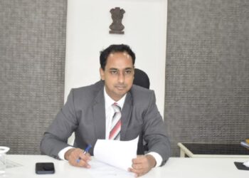 नूतन जिल्हाधिकारी आयुष प्रसाद यांनी स्वीकारला पदभार