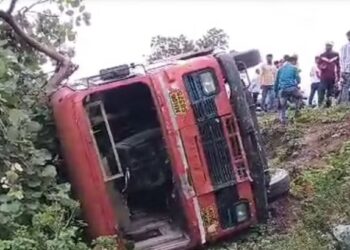 मोठी बातमी! ५५ प्रवाशांना घेऊन जाणारी एसटी बस घाटात उलटली, बुलढाण्यातील घटना
