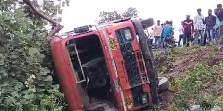 मोठी बातमी! ५५ प्रवाशांना घेऊन जाणारी एसटी बस घाटात उलटली, बुलढाण्यातील घटना