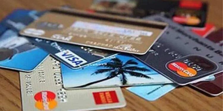 डेबिट-क्रेडिट कार्डचे नियम बदलणार ; RBIने हा निर्णय का घेतला?