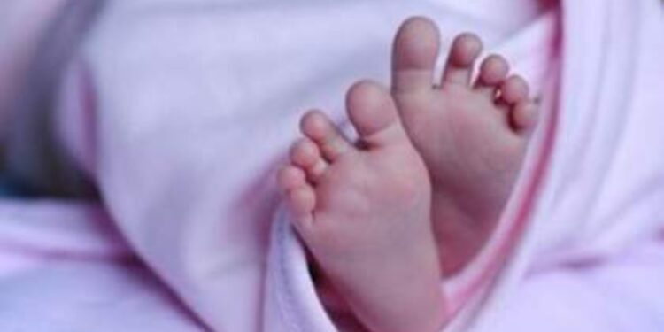 अरे देवा! मातेने पोटच्या नऊ महिन्यांच्या मुलीला 800 रुपयांत विकली, कुठे घडली ही घटना