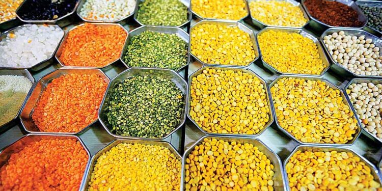 भाजीपाल्यापाठोपाठ आता डाळींच्या भावानं रडवलं, महागाईनं असं बिघडलं घराचं बजेट