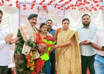 सैनिकाचा सपत्निक सत्कार ; गावातून जल्लोषात निघाली भव्य मिरवणूक व स्वागत