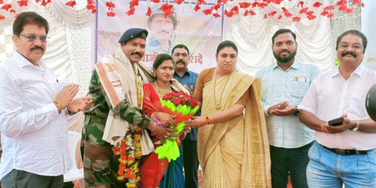 सैनिकाचा सपत्निक सत्कार ; गावातून जल्लोषात निघाली भव्य मिरवणूक व स्वागत