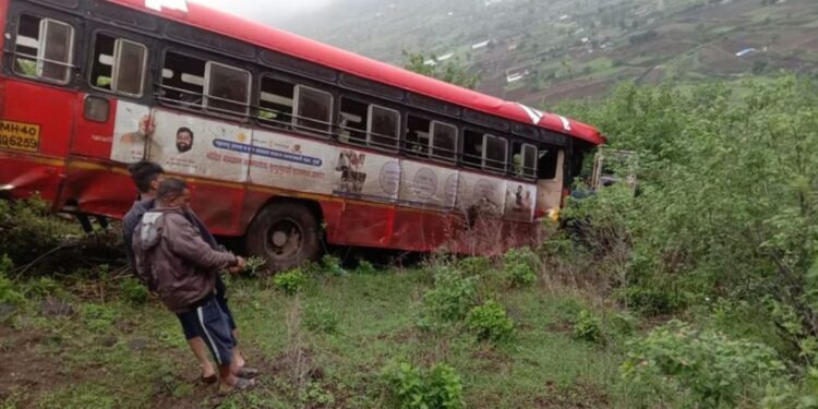 मोठी बातमी । सप्तश्रृंगी गडावर एसटी बसचा भीषण अपघात ; १६ प्रवासी हे अमळनेर तालुक्यातील